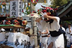 猛暑のなかで新飯田まつりは神楽舞、大名行列、神輿行列、舞い込みに熱気