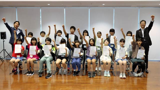 子ども記者で集合写真