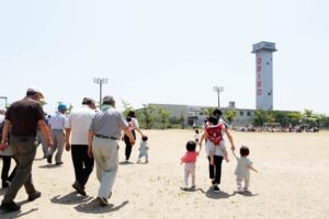 地域合同避難訓練で粟生津小グラウンドへ避難