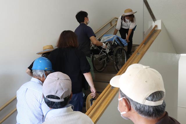階段で車いすを上げる