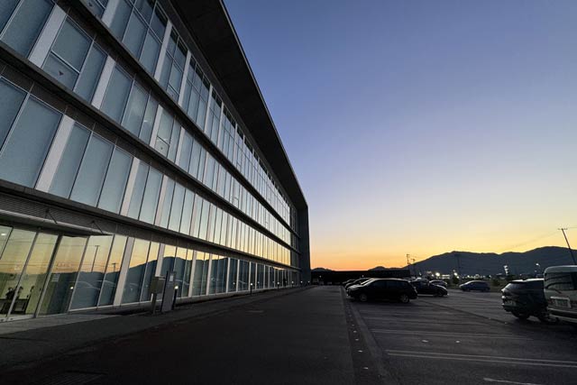 19日の燕市役所のガラスに映る夕焼け
