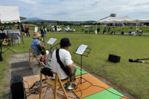 22日の猛暑のなか下田大橋河川公園で開かれた荻堀上集落のイベント「音楽と賑わい」