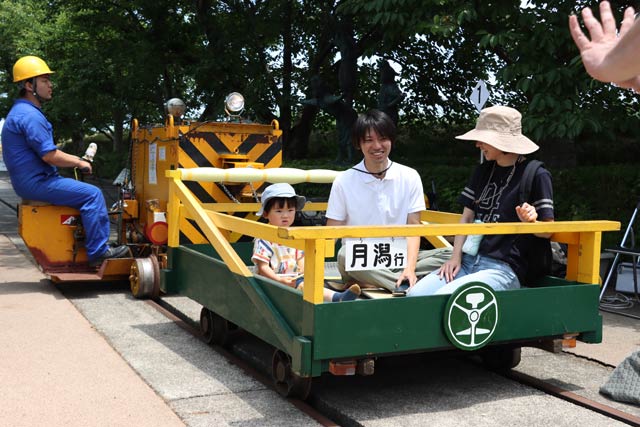 かぼちゃ電車保存絵画旧月潟駅で車両開放イベント