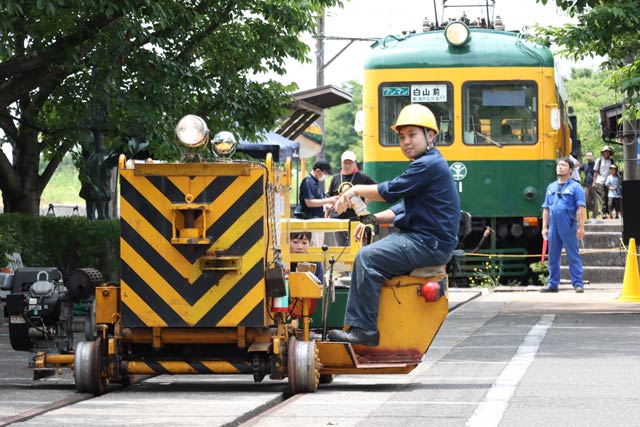 トロッコを動かすアント