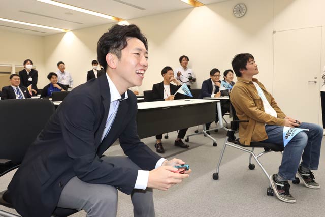 「ぷよぷよ」で三条市立大学eスポーツサークル「SCUe」のメンバーと対戦する上田副市長