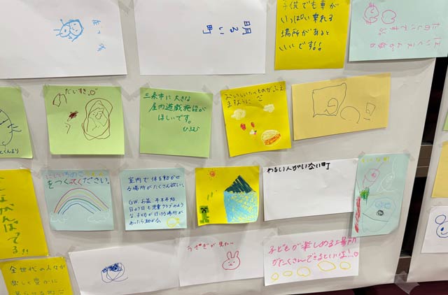 「こども未来ブース」に張られた子どもたちの夢や願い