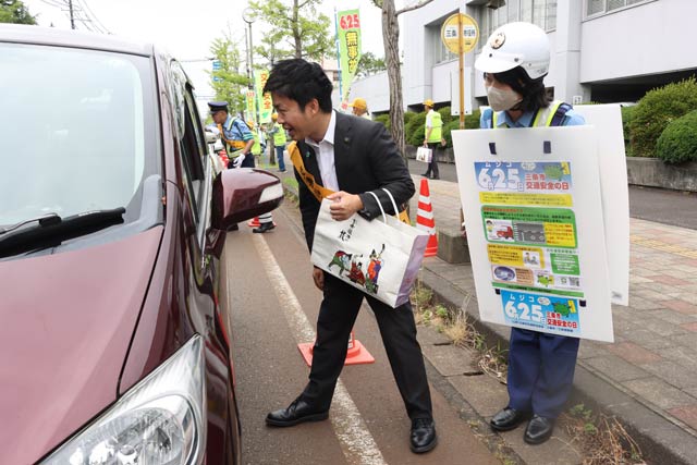 「三条市交通安全の日」で市役所前に街頭指導所を開設