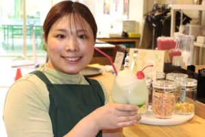 「つばめベース」のカフェスペース「喫茶すずらん」で鈴木副所長と新発売の「すずらんクリームソーダ」