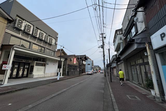 「すずらん通り」と呼ばれた仲町商店街に面した「つばめベース」