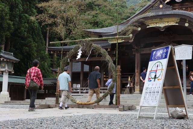 茅の輪が設置されている弥彦神社の25日のようす