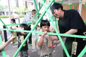 ルーテル幼稚園年長児が願いごとを書いた竹短冊を道の駅たがみのオブジェに飾る