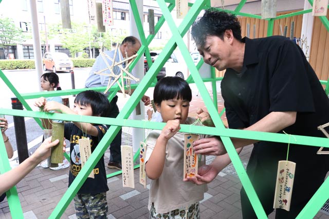 ルーテル幼稚園年長児が願いごとを書いた竹短冊を道の駅たがみのオブジェに飾る