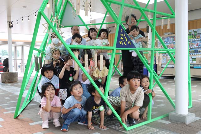道の駅たがみで竹短冊を飾ったルーテル幼稚園年長児がオブジェのなかに入って記念写真
