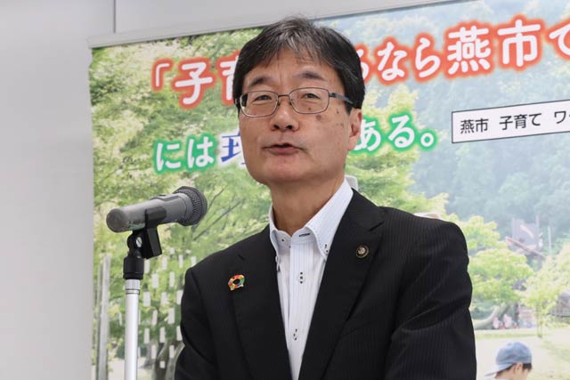 定例会見を行う鈴木市長
