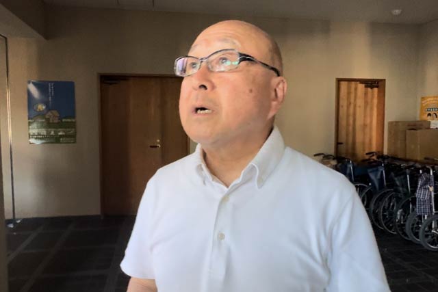 取材にこたえる本間村長