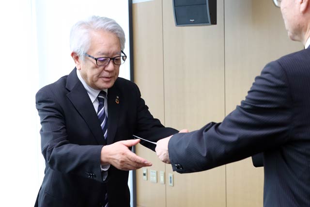 鈴木市長から退任辞令を受ける南波副市長