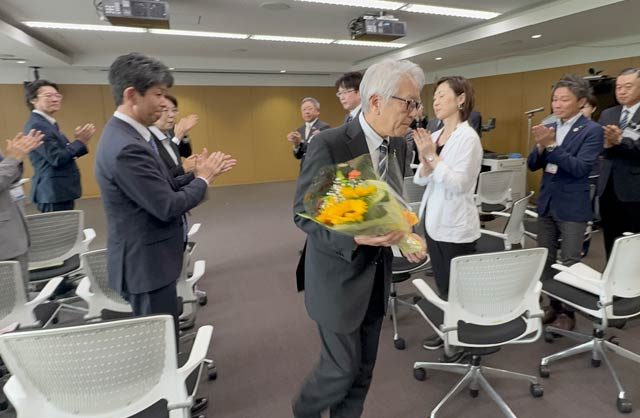 部課長の拍手に送られて南波副市長