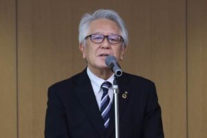 退任辞令を受けてあいさつする南波副市長