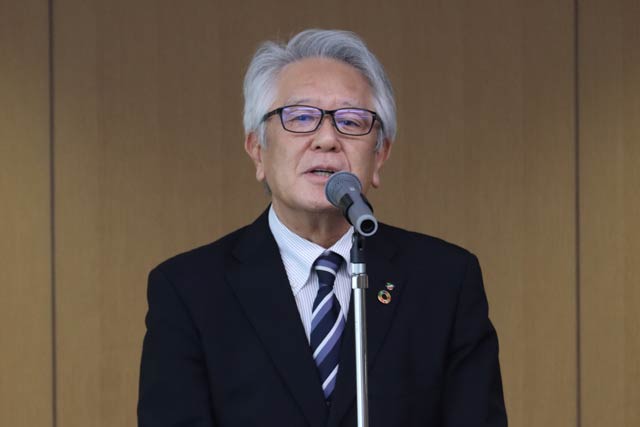 退任辞令を受けてあいさつする南波副市長