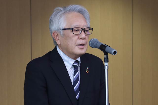 退任辞令を受けてあいさつする南波副市長