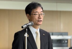 あいさつする鈴木市長