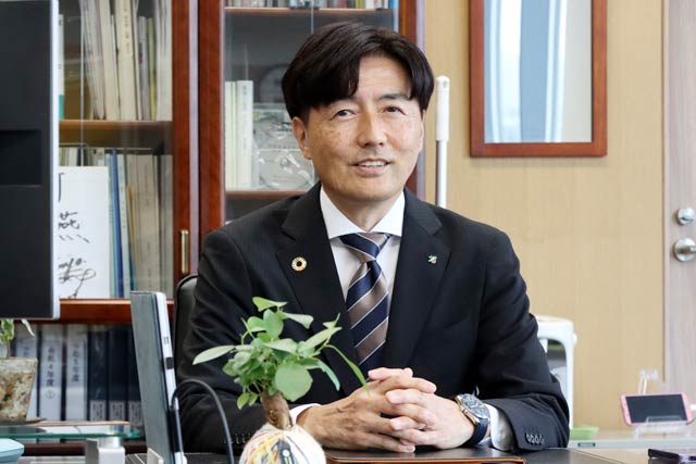 副市長に席に座った遠藤副市長