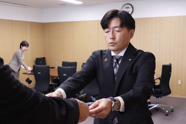 鈴木市長から辞令を受ける遠藤副市長