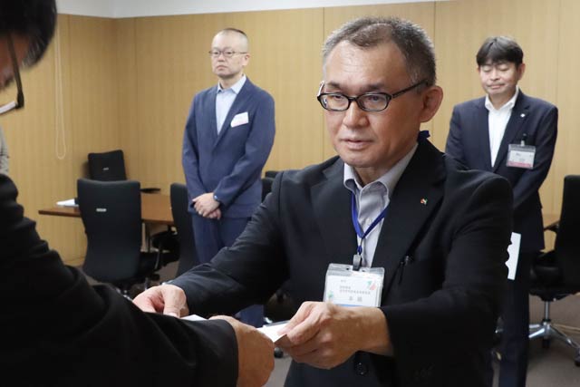 本間聖規総務課長