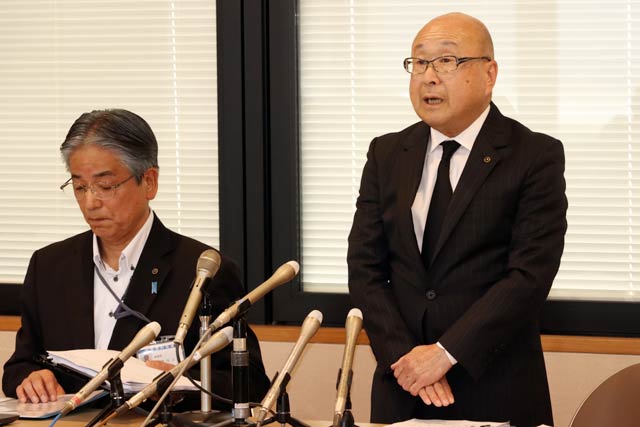 小野塚教育長(左)と本間村長