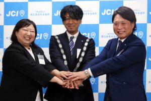 通常総会後の記者会見を終わって左から監事候補者の高橋さん、理事長候補者の齋藤さん、監事候補者の酒井さん