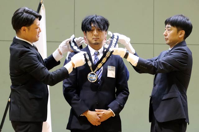 左から結城理事長、齋藤理事長候補者、野崎直前理事長