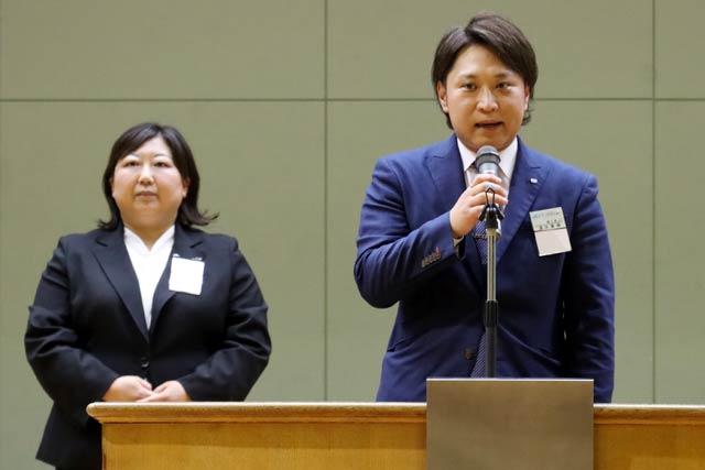 あいさつする監事候補者の高橋さん(左)と酒井さん