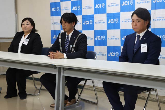 記者会見する左から高橋監事予定者、齋藤理事長予定者、酒井監事予定者