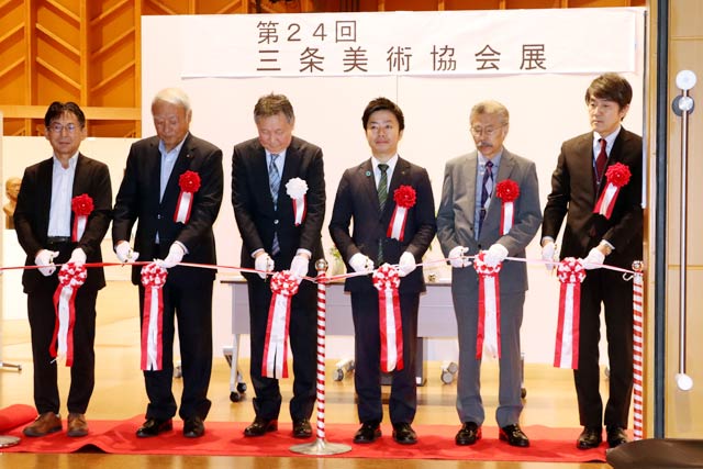 開場式のテープカット