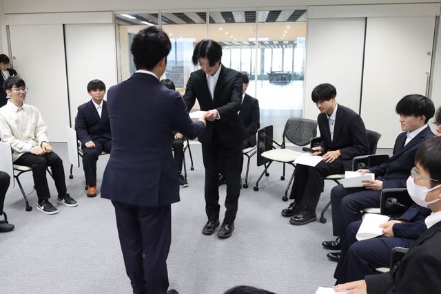 滝沢市長にメッセージを手渡す奨学生