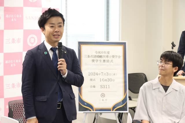奨学生を激励する滝沢市長