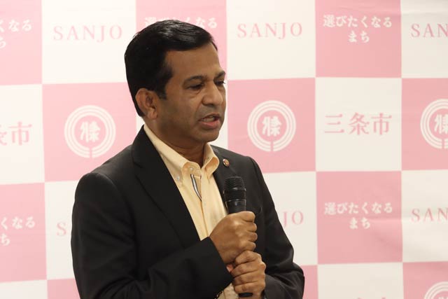 あいさつするシャハリアル学長