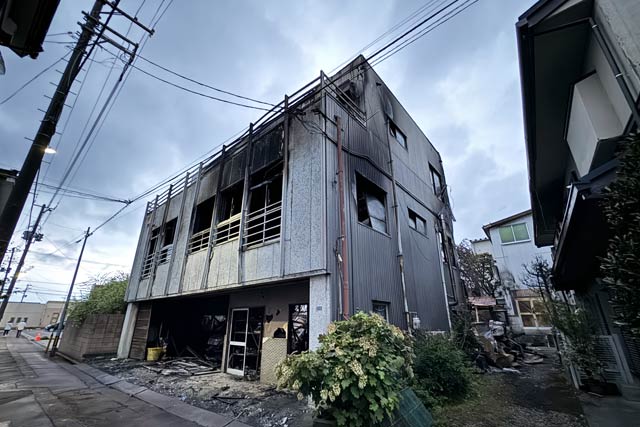一夜明けた火災現場