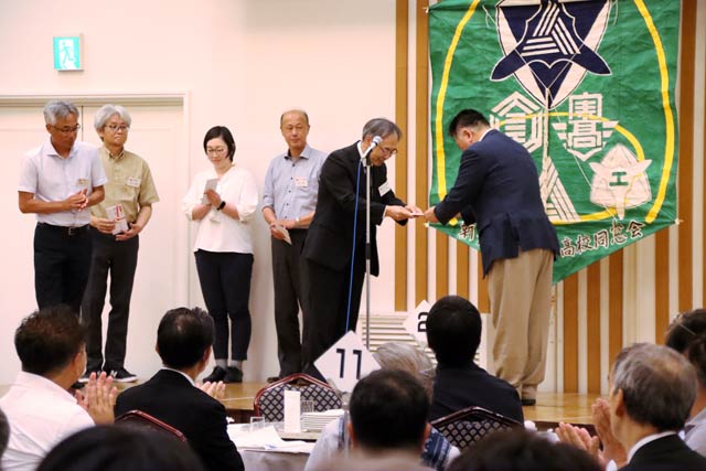 部活動激励会で監督に激励費を贈呈