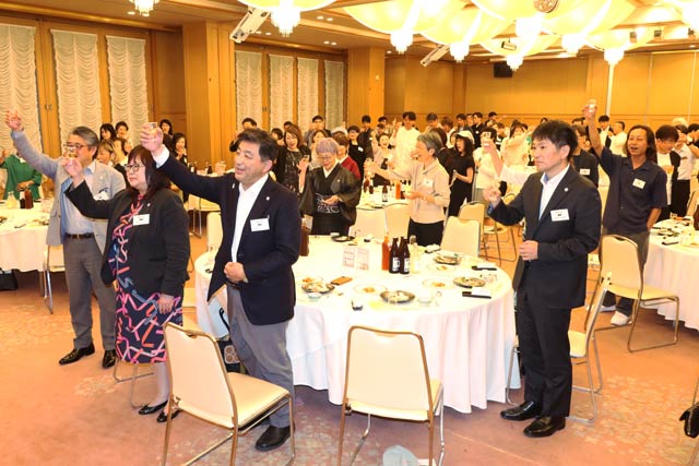 三条東高校同窓会「慕光会」の総会後の懇親会で乾杯