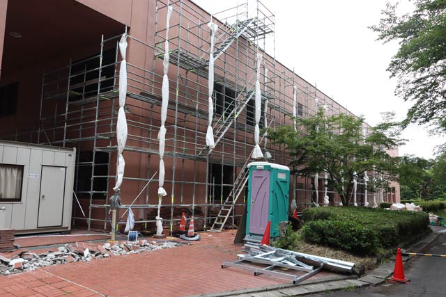 爆発事故のあった会簡に向かって右側の公民館部分