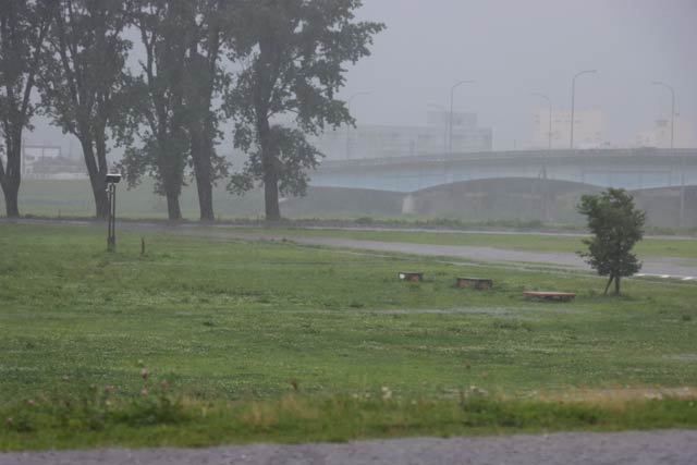 三条防災ステーションで景色がかすむほど激しく降る雨