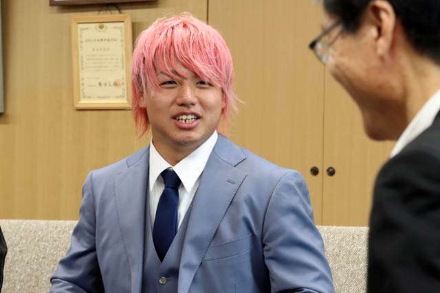 鈴木市長と歓談する仁木さん