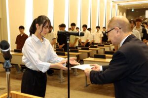高波さんから職学生に認定証を手渡す