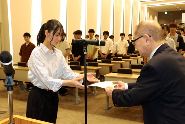 高波さんから職学生に認定証を手渡す