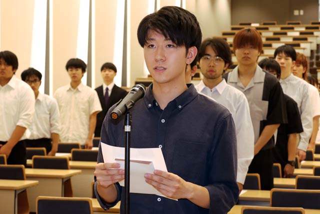 謝辞を述べる奨学生に3年連続認定された高嶋さん
