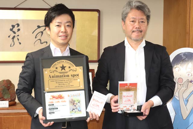 滝沢三条市長(左)とアニメツーリズム協会の鈴木専務理事
