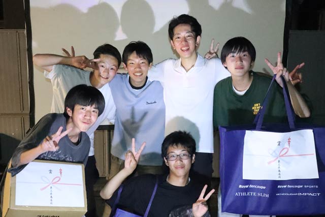 eスポーツ大会入賞者と記念写真を撮る上田副市長 