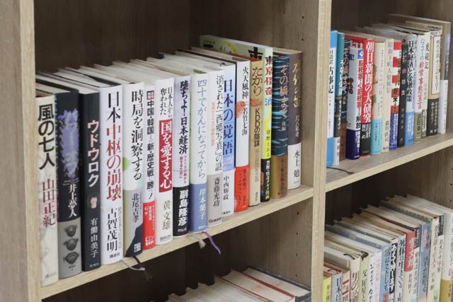 さまざまなジャンルの古本がずらり2,000冊