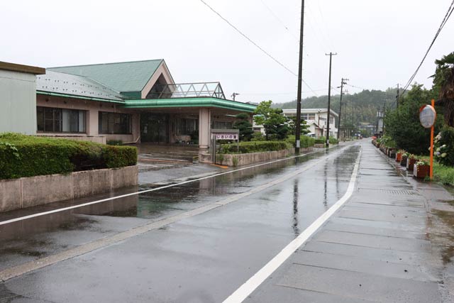 イノシシの目撃場所付近、左の建物が特別養護老人ホーム「あじさいの里」